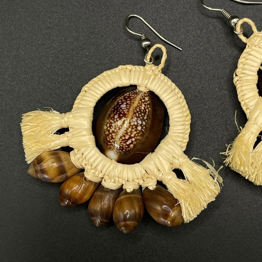 Vintage Handmade‎ Boho Woven Raffia Cowrie Shell Drop Earrings Natural Tassel